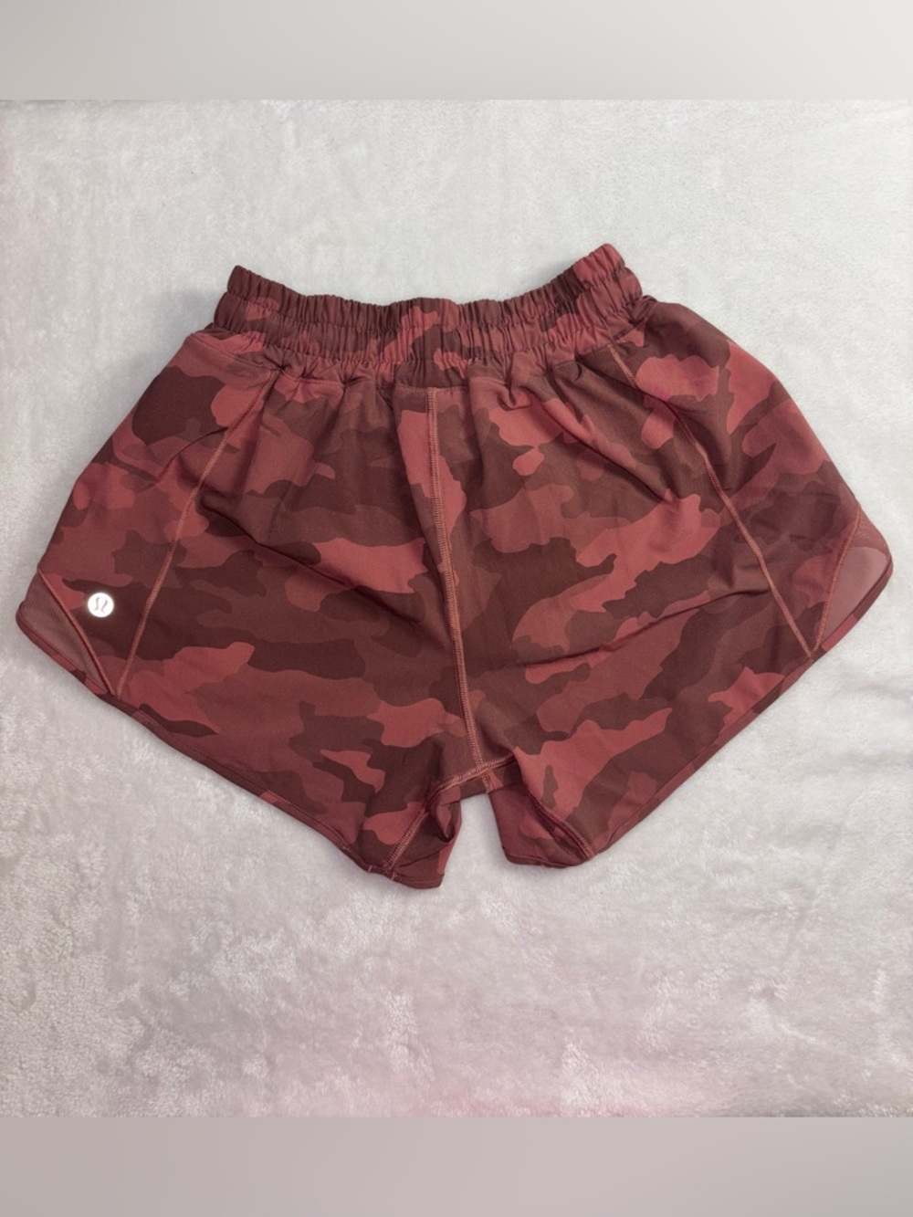 women’s pink camo lululemon hotty hot shorts - Picture 2 of 4